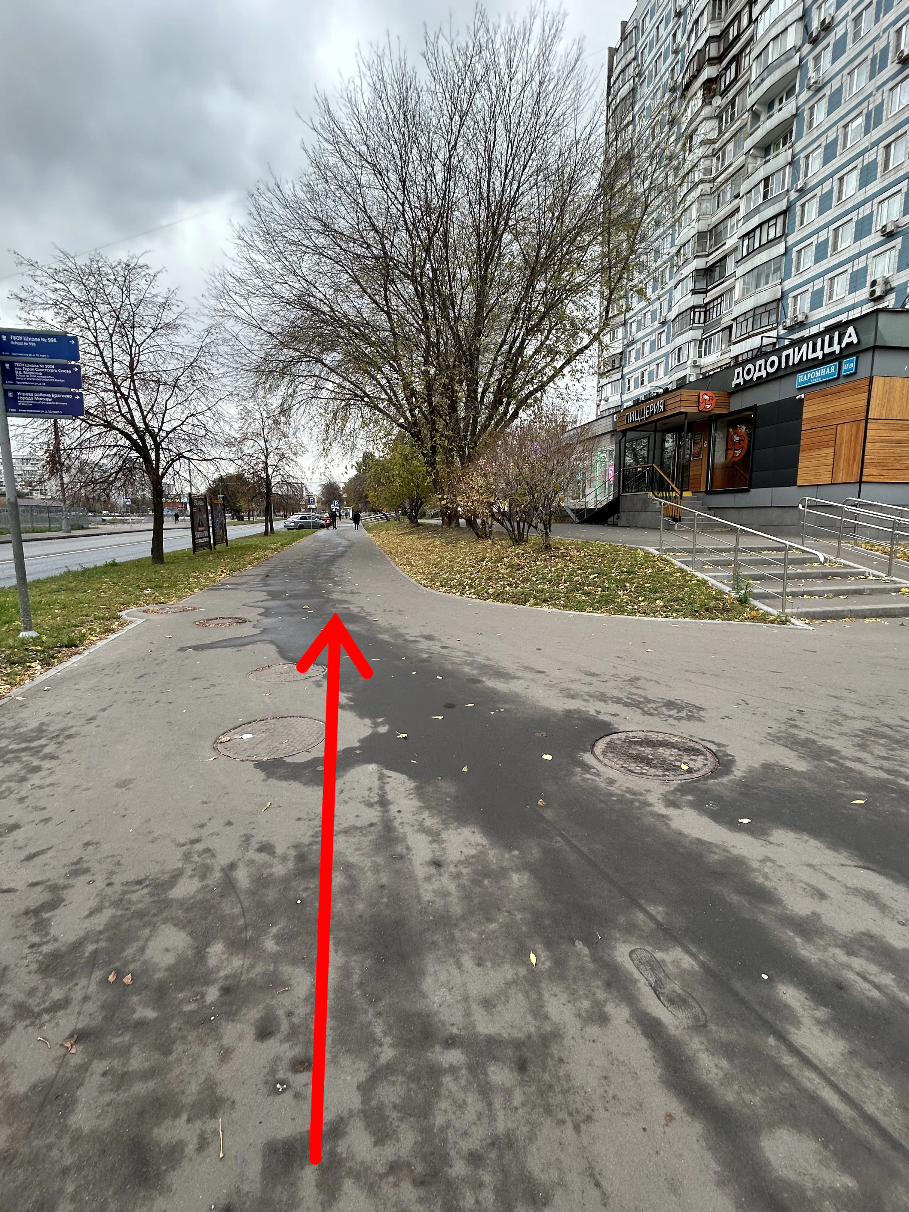 Идти прямо 7 зданий