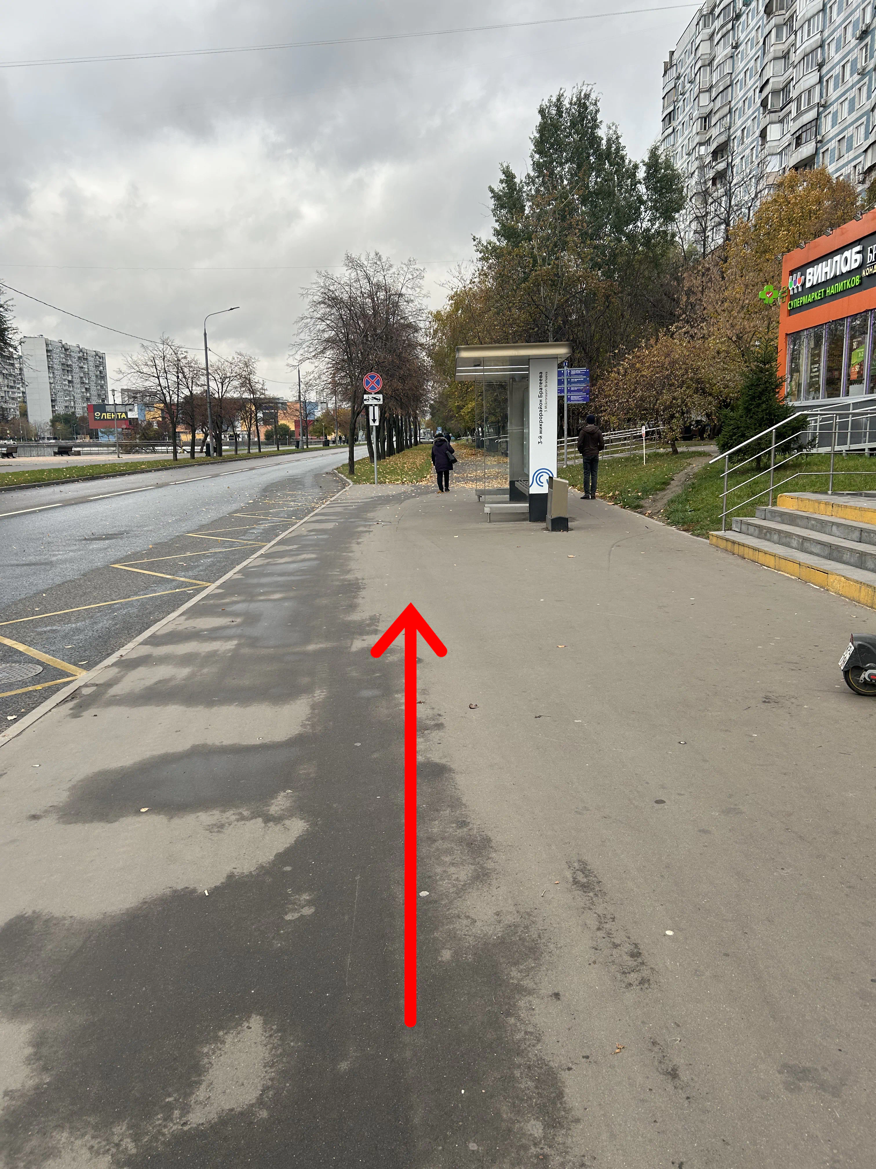 Идти прямо мимо остановки (7 зданий)